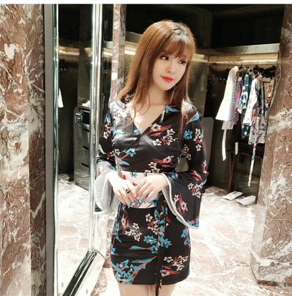 Fashion 2 Colors V-neck Flowers Flare Sleeve Slim Dress 2