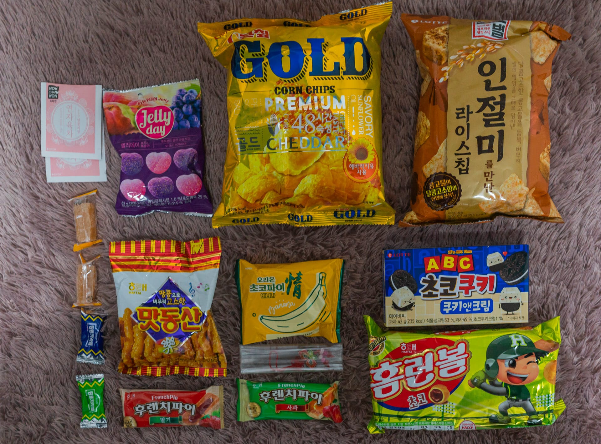 Korea Box Review - K-pop, Cosmetics, Snacks, and More! 5