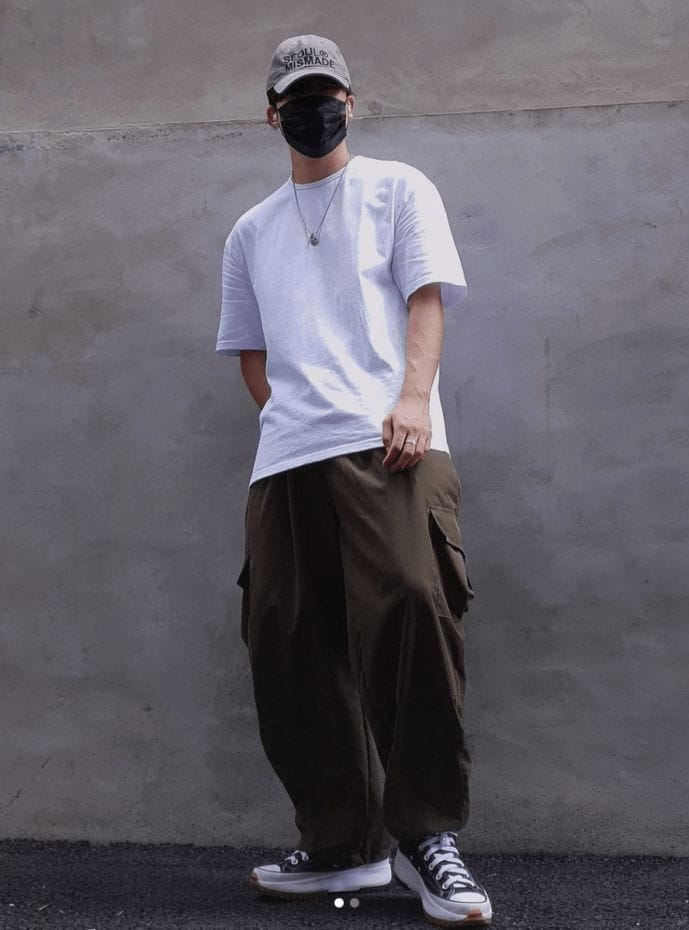 Check styling ideas for「KAWS Sweat Long Sleeve Shirt、Cargo pants」| UNIQLO IN