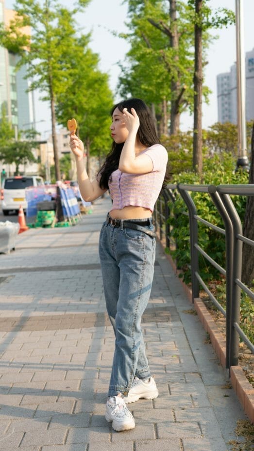 Korean woman wearing chunky shoes, crop top and baggy jeans