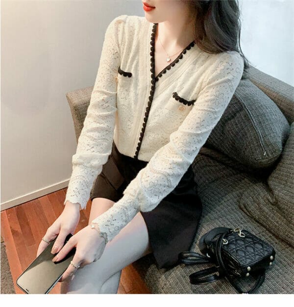 Modern Lady Color Block V-neck Lace Long Sleeve Blouse 1